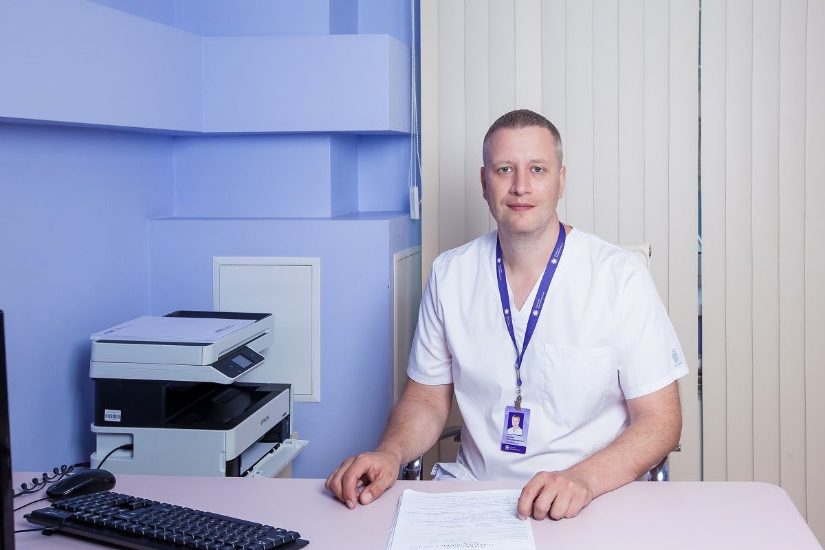 Нейрохирург И. В. Мальков проводит эндоскопические операции на позвоночнике. Нейрохирург И. В. Мальков проводит эндоскопические операции на позвоночнике.