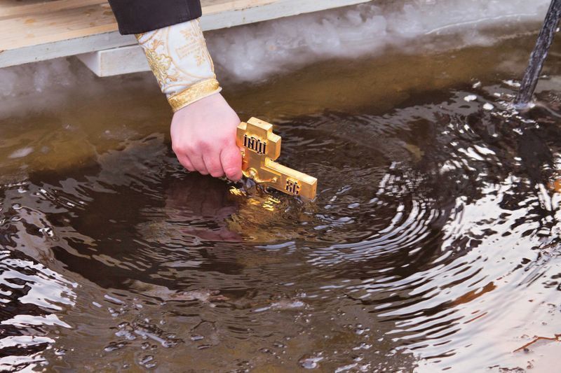 Медики, спасатели и полицейские будут дежурить в местах крещенских купаний в Краснодаре