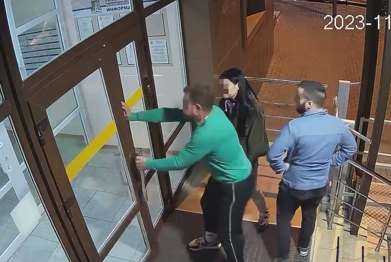 Трое молодых людей разгромили подъезд в жилом комплексе в центре Краснодара. Их ищет полиция