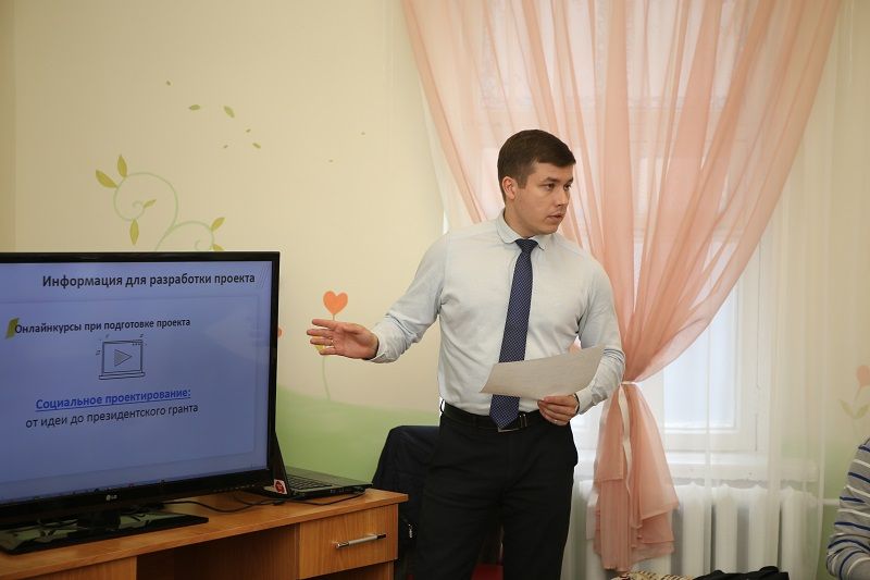 Алексей Меркулов познакомил собравшихся с сайтом президентских грантов.