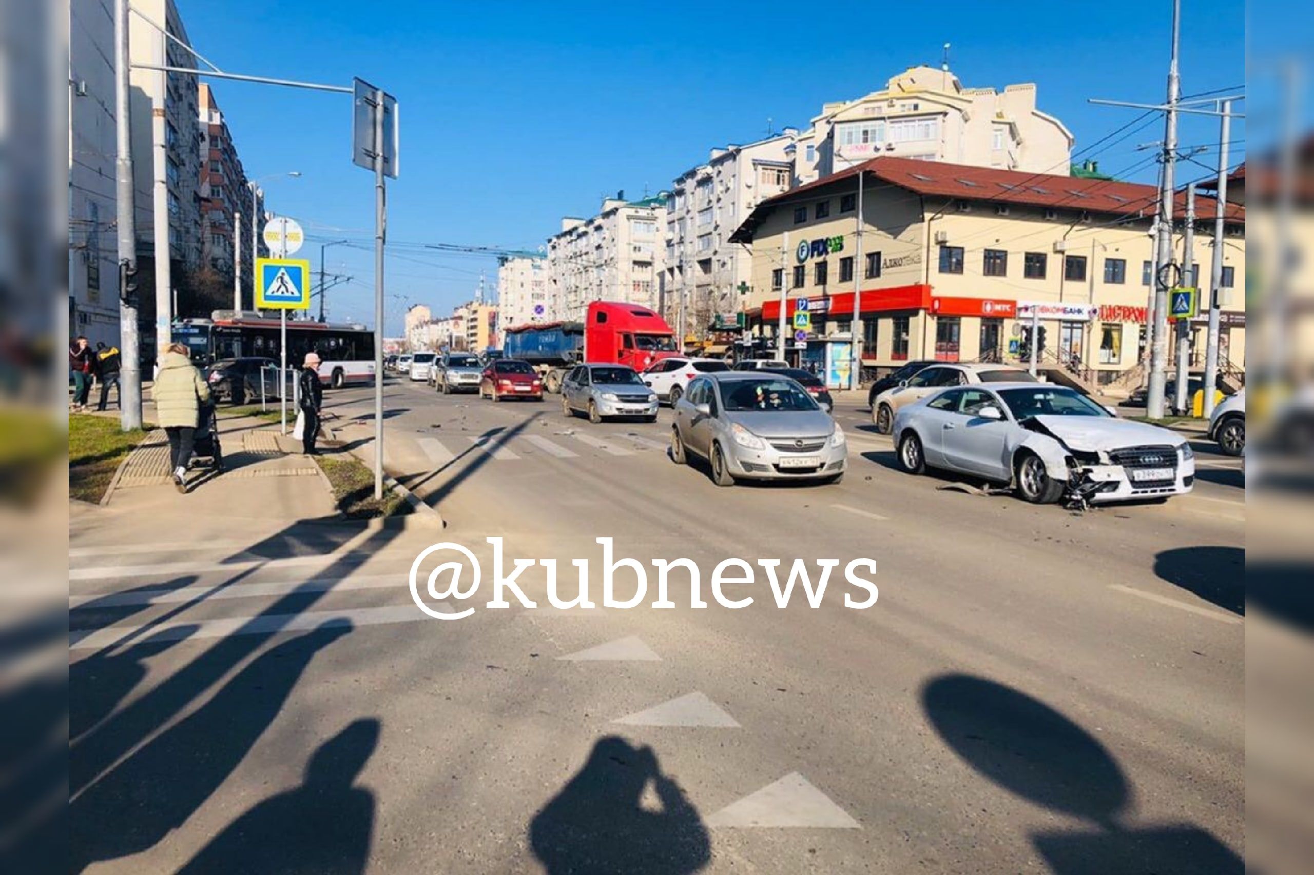 В Краснодаре «Лада Гранта» на встречке врезалась в «Ауди» | 16.01.2020 |  Краснодар - БезФормата