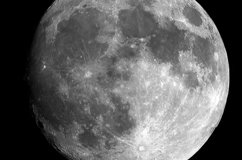 Луна оказалась горячее, чем предполагали ученые: индийский аппарат передал первые данные