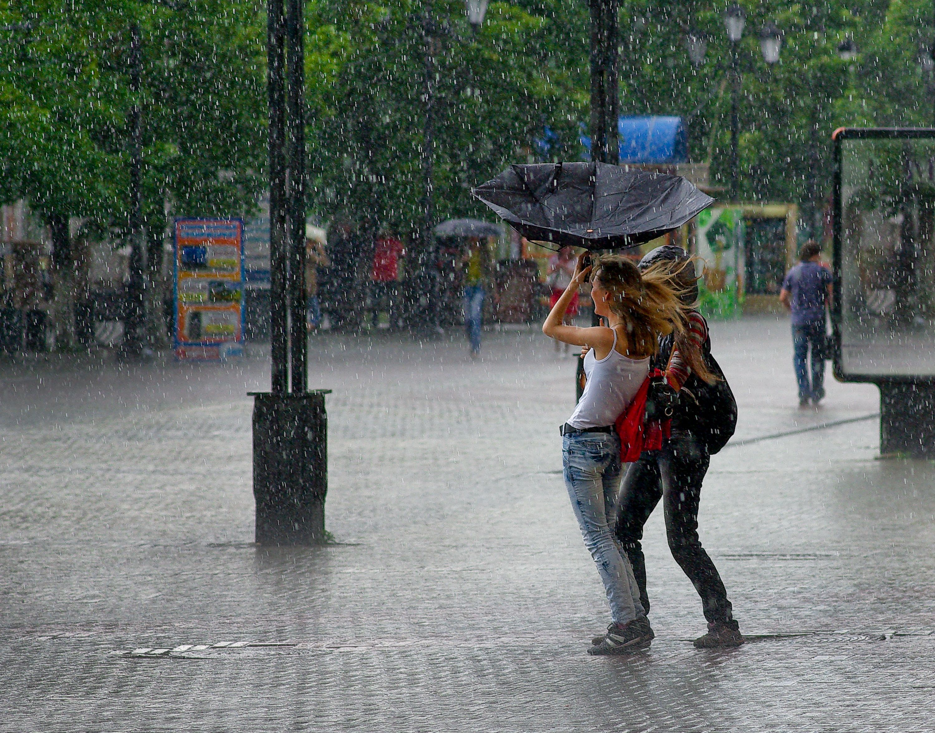 На улице была сильная. Дождливый день. Дождливое лето в городе. Сильный дождь. Дождь летом.