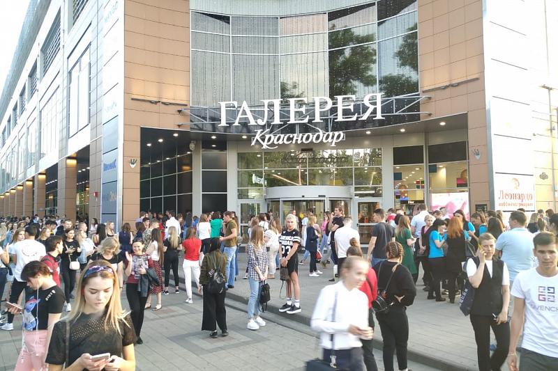 Полиция задержала подростков, вымогавших деньги у сверстников в ТРЦ «Галерея Краснодар» 