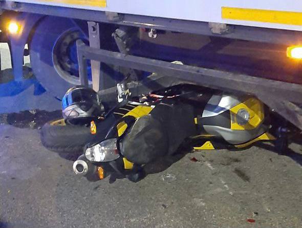 В Краснодаре мотоциклист влетел в фуру и погиб. Пассажирка в больнице