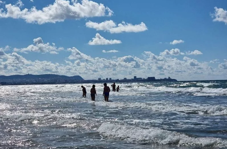 На каких курортах Краснодарского края не успела остыть морская вода 