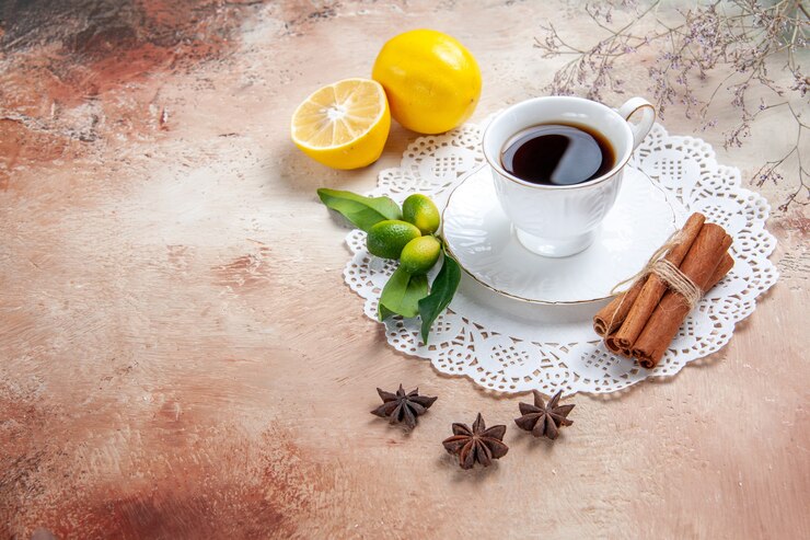 Физиолог рассказала, кому полезно употреблять кофе с различными добавками – например, с лимонным соком, кардамоном или корицей
