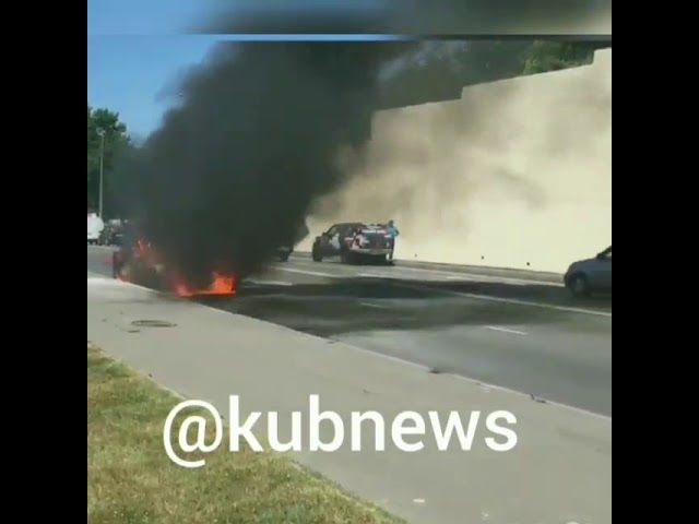 На улице в Сочи горит Subaru.