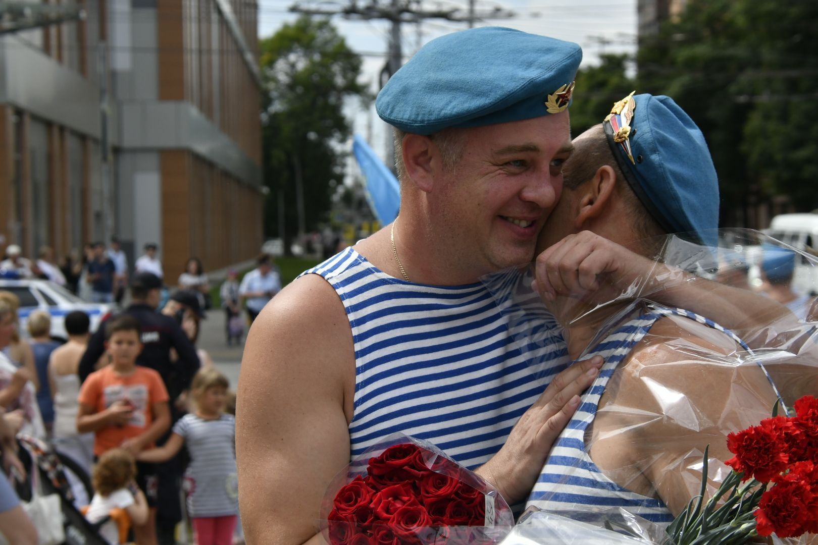 Береты расплескалась синева слушать. Расплескалась синева ВДВ. С днем ВДВ Расплескалась синева. Синева ВДВ. День ВДВ расплескать синева.