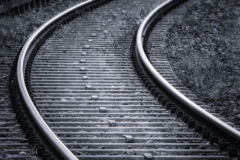 В Краснодаре пассажирский поезд сбил насмерть мужчину