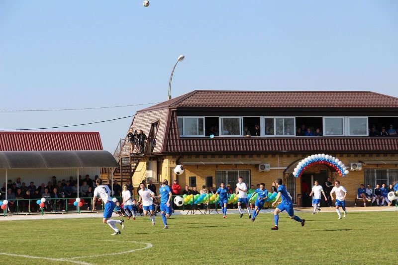 Современный стадион, построенный Андреем Романюком, – визитная карточка Ванновского сельского поселения. Здесь проходят соревнования краевого масштаба.