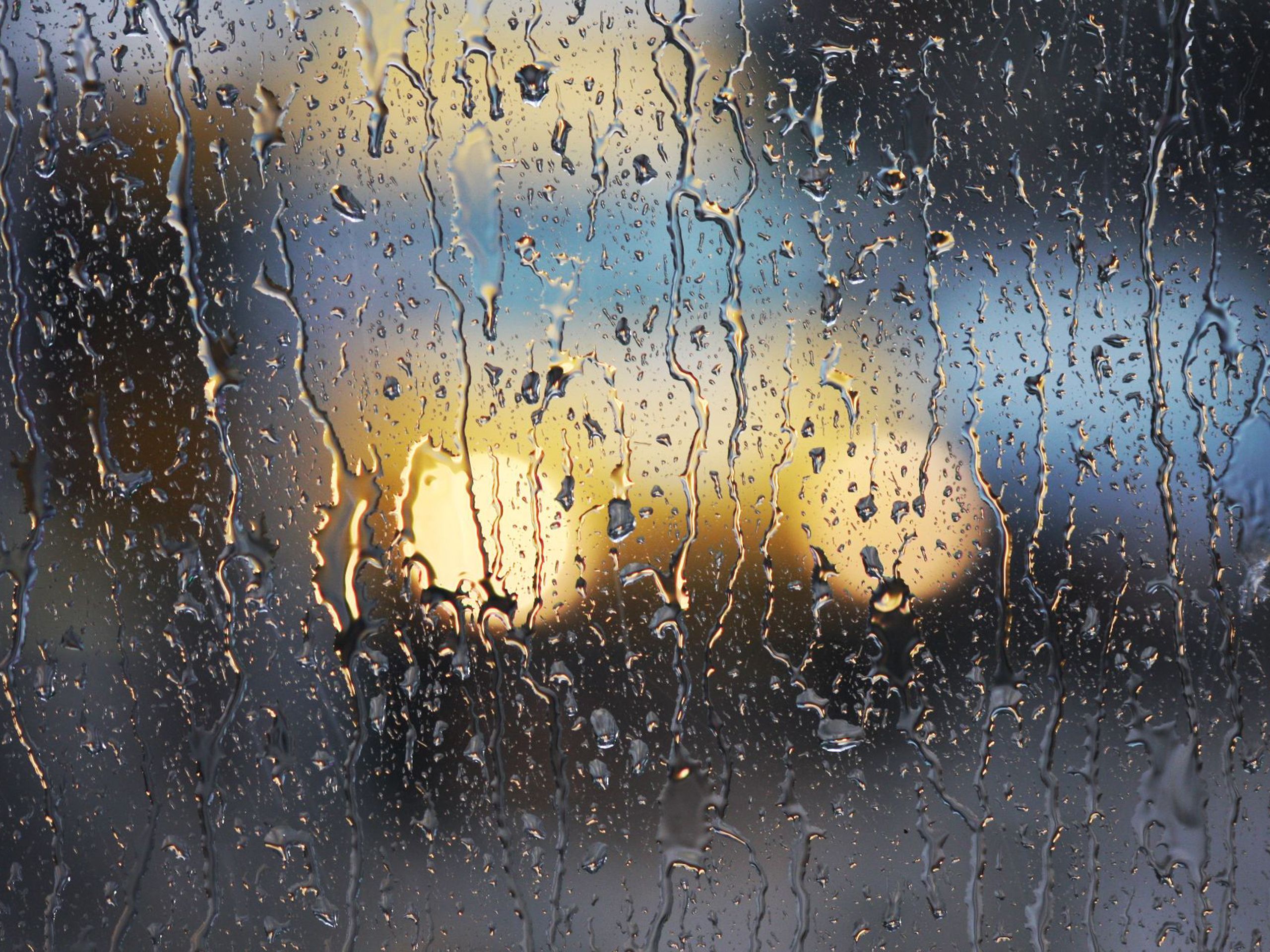 Окно в дождевых каплях. Капли на стекле. Дождь. Мокрое стекло. Дождь на стекле.