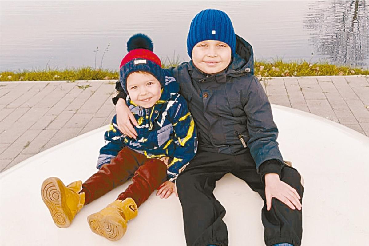 Младший брат Максим - это друг, который всегда рядом с Костей. Младший брат Максим - это друг, который всегда рядом с Костей.