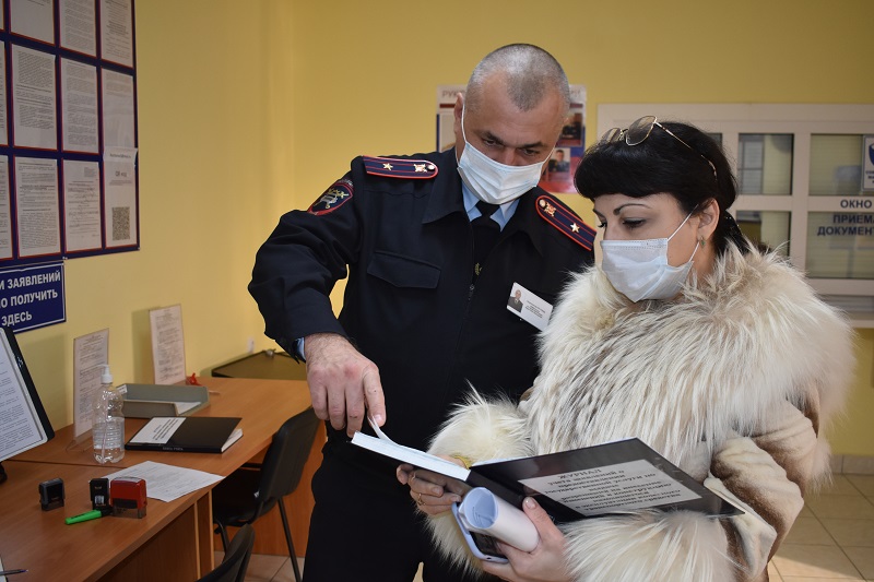 Представитель общественного совета при городском УМВД проверила оказание госуслуг отделом ГИБДД в Краснодаре
