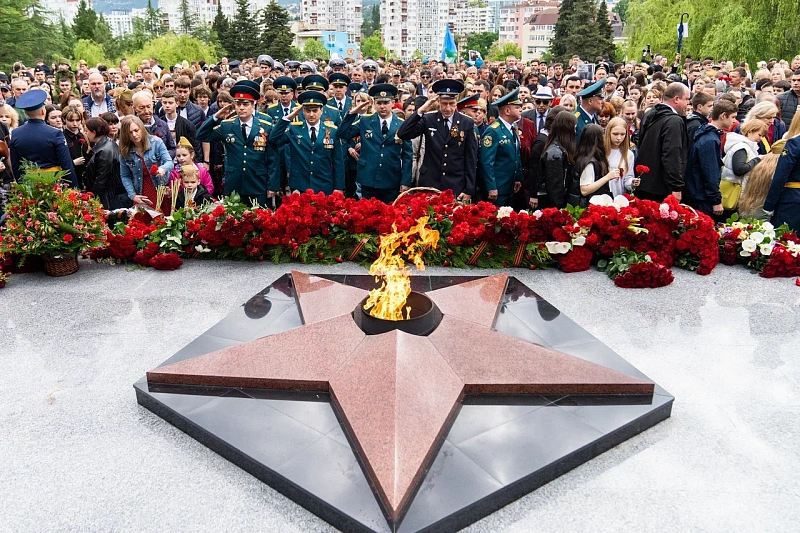Восемь тысяч человек приняли участие в возложении на главном воинском мемориале Сочи
