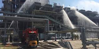 Спасатели эвакуировали 11 человек с загоревшегося завода в Ростовской области