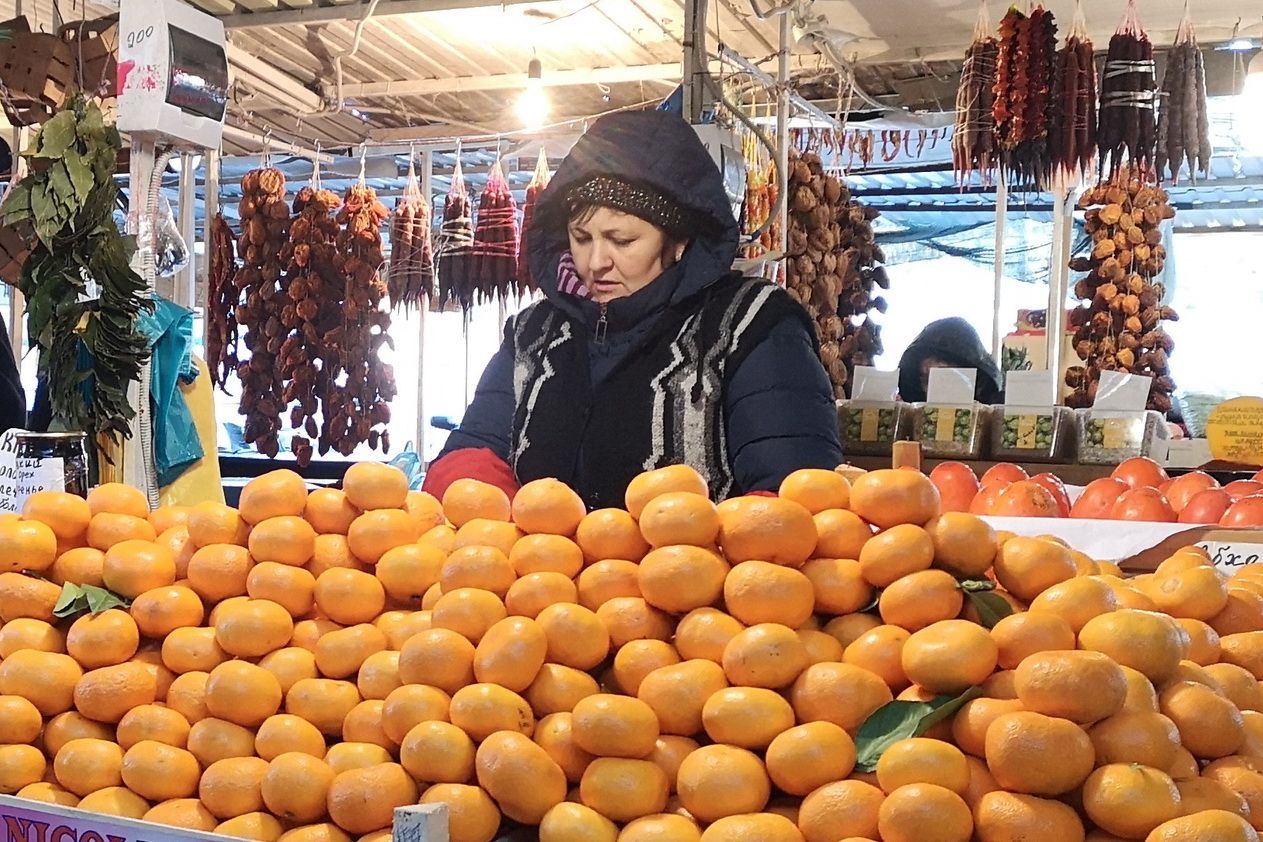 Мандарины питер. Рынок мандарин. Апельсины на рынке. Мандарины на прилавке. Цитрусовые рынок.