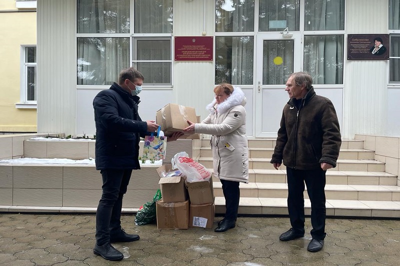 Краснодарские полицейские и общественники оказали помощь воспитанникам Медведовского детского дома