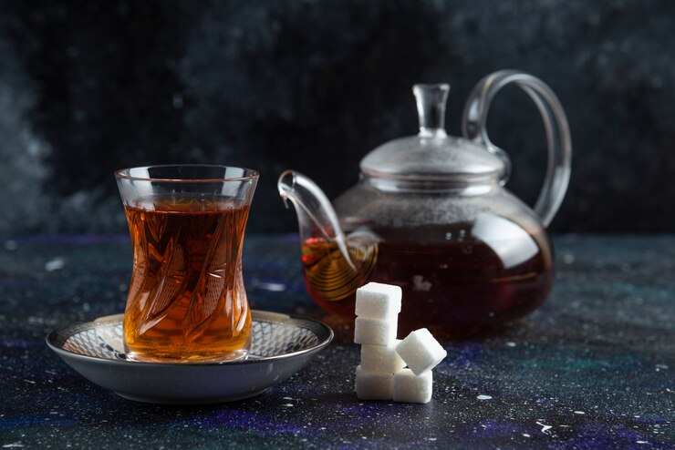 Эксперты назвали количество сахара, которое можно добавлять в чай без вреда для здоровья
