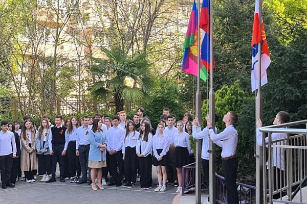 В школах Сочи поднимать российский флаг доверят лучшим ученикам