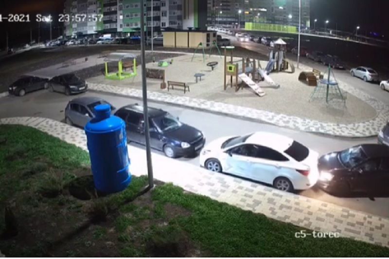 В Краснодаре водитель иномарки устроил массовое ДТП во дворе многоэтажки