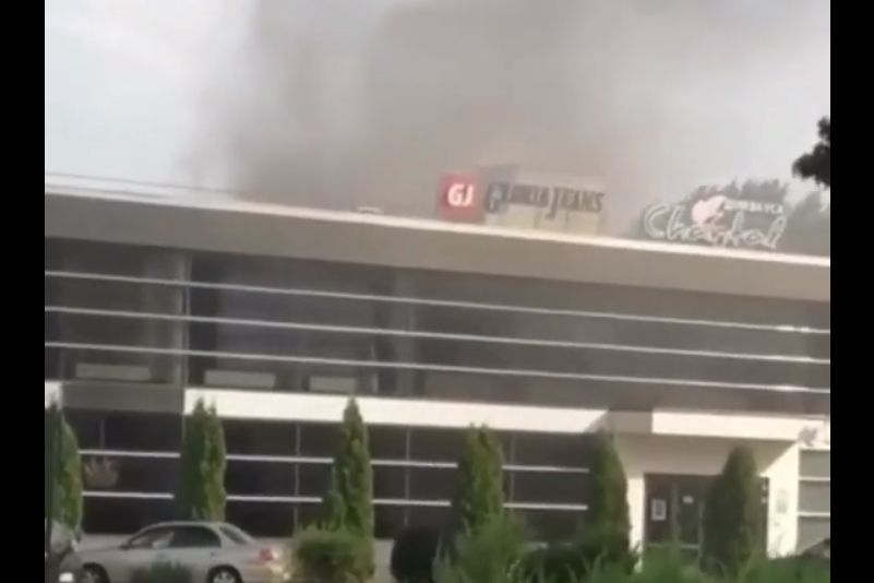 Очевидцы снимают пожар в ресторане Тихорецка