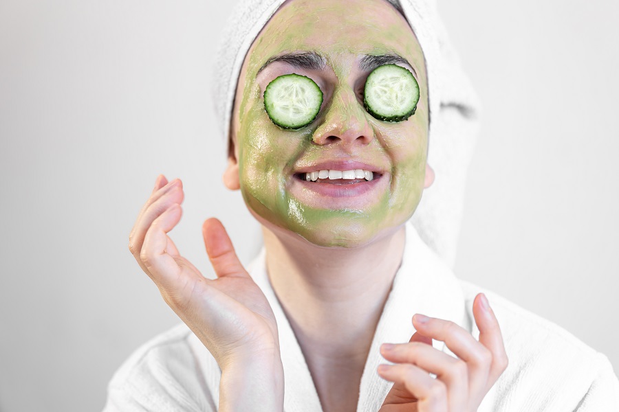 Человек зеленая маска. Маска для лица из овощей. Огуречная маска для лица в домашних. Женщина с огуречной маской. Маска для лица/зеленая.