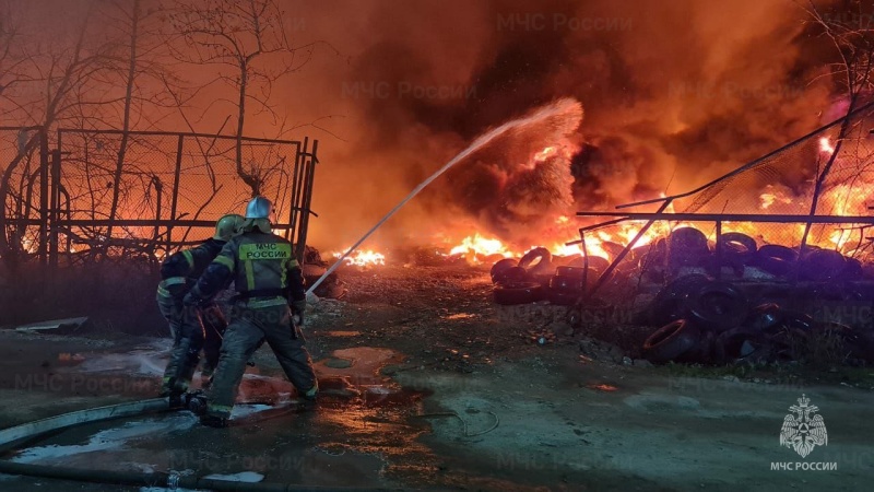Почти сто человек и три десятка единиц техники боролись с горящими покрышками в Краснодаре