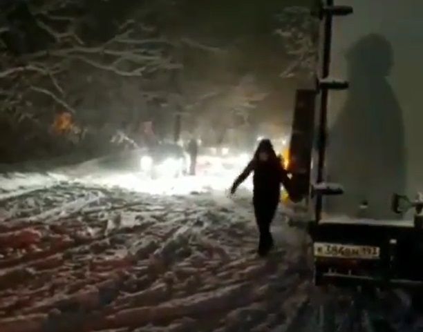 Ночной снегопад парализовал движение на дорогах Сочи
