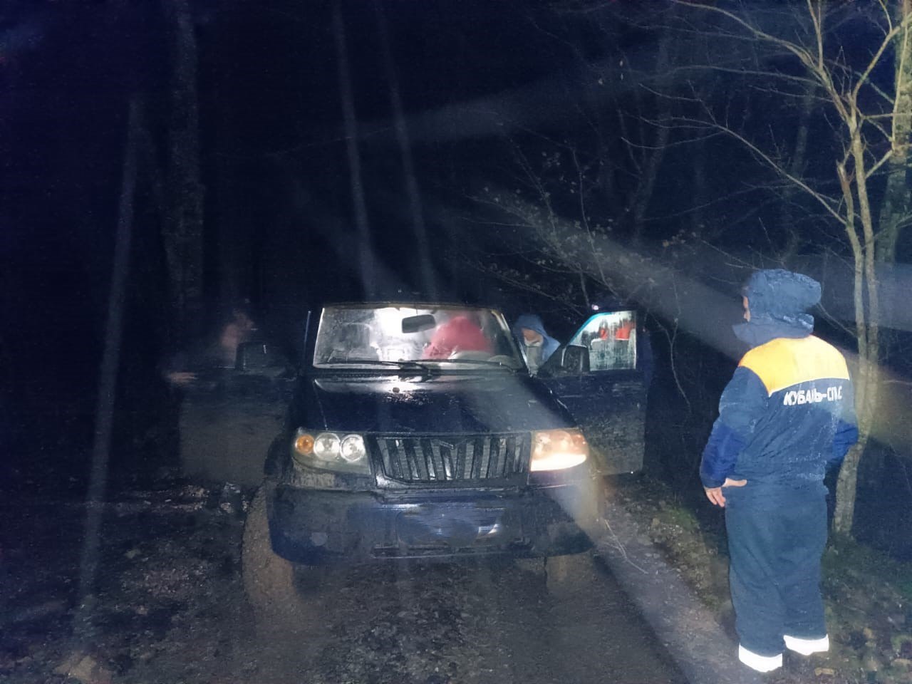 В лесу под Геленджиком спасатели помогли туристам из Краснодара, застрявшим  на автомобиле в грязи. 20 ноября 2023 г. Кубанские новости