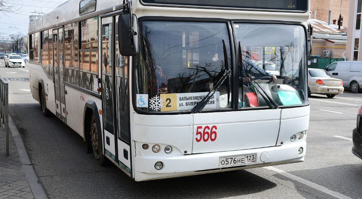 К кладбищам в Краснодаре запустили дополнительные маршруты общественного транспорта