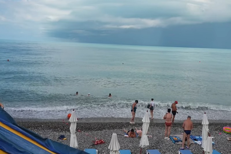 Почти как на Мальдивах: Черное море в Краснодарском крае окрасилось в бирюзовый цвет