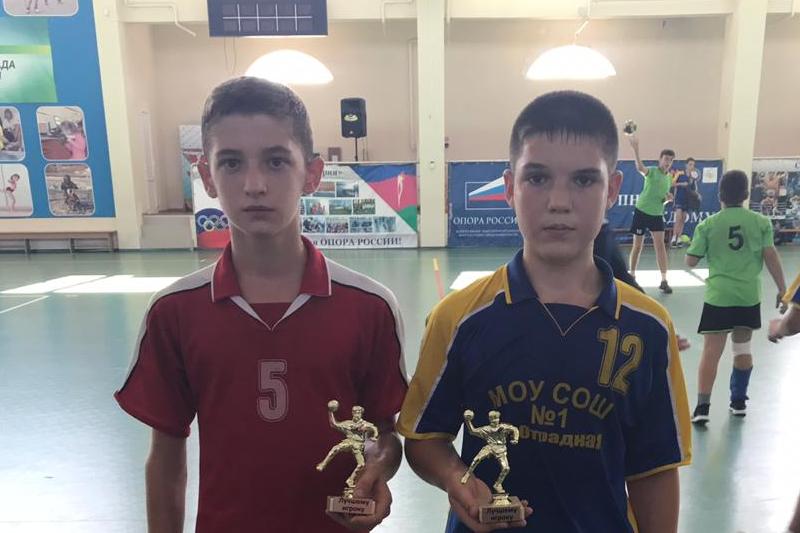 Лучшие игроки соревнований Владимир Полтавцев и Павел Борунов.