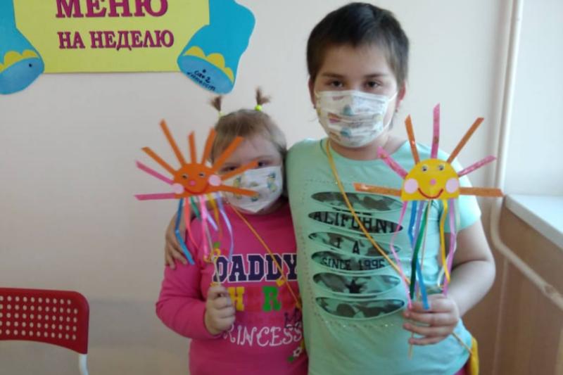 Кубанские волонтеры провели мастер-класс для маленьких пациентов онкогематологического отделения