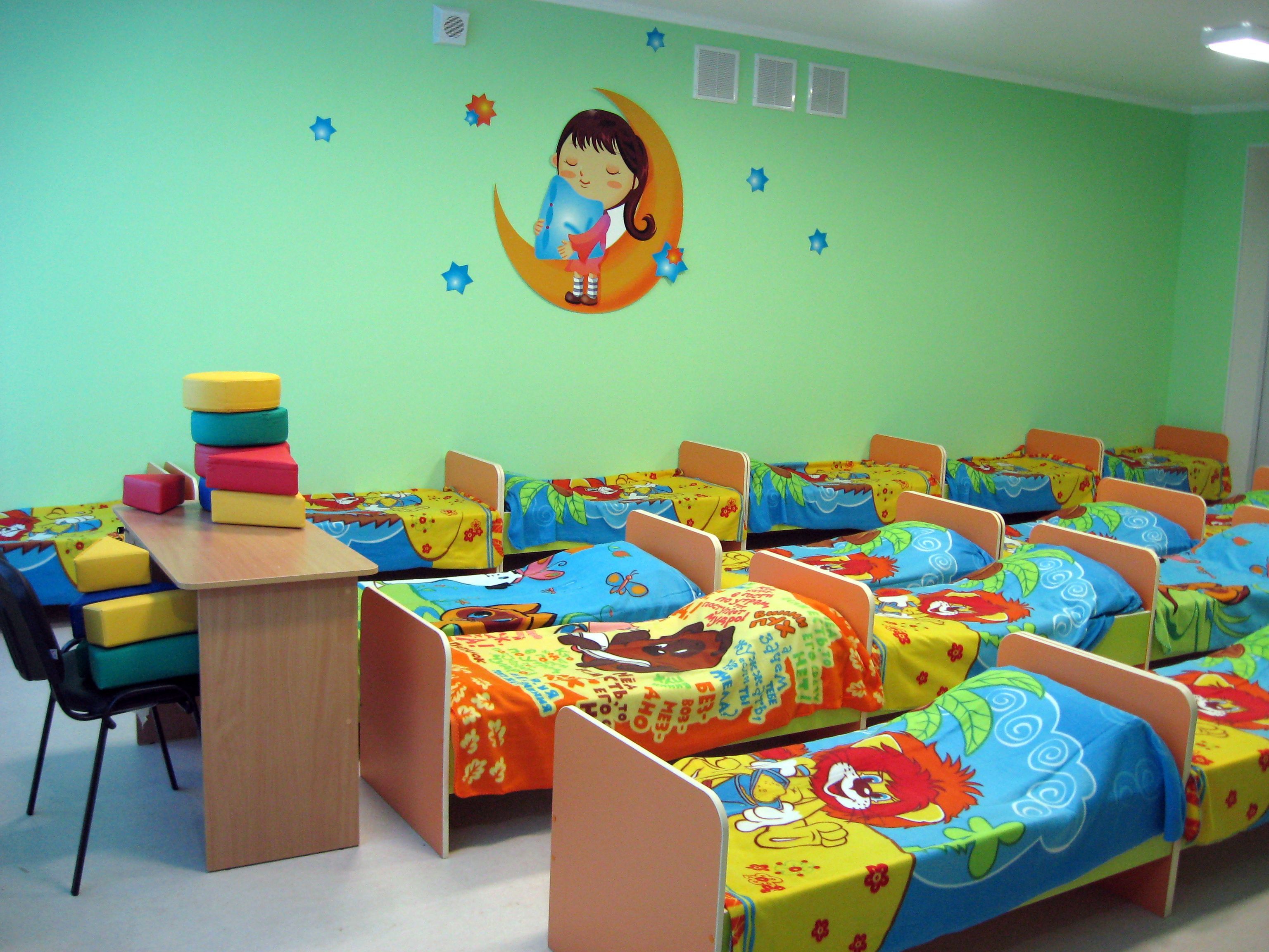 Место в детском садике. Детский сад 369 Казань. Спальня в детском саду. Спальная комната в детском саду. Детский садик.
