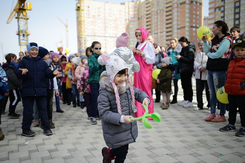 Праздник в «Губернском» прошел в лучших традициях народных уличных гуляний – со скоморохами, ходулистами и народными забавами.