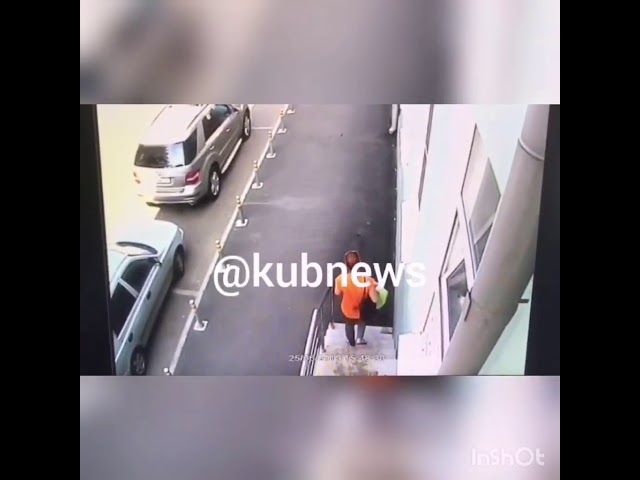В Краснодаре на видео попала женщина, бросившая новорожденного на улице