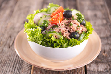 Из тунца можно приготовить легкий и полезный салат