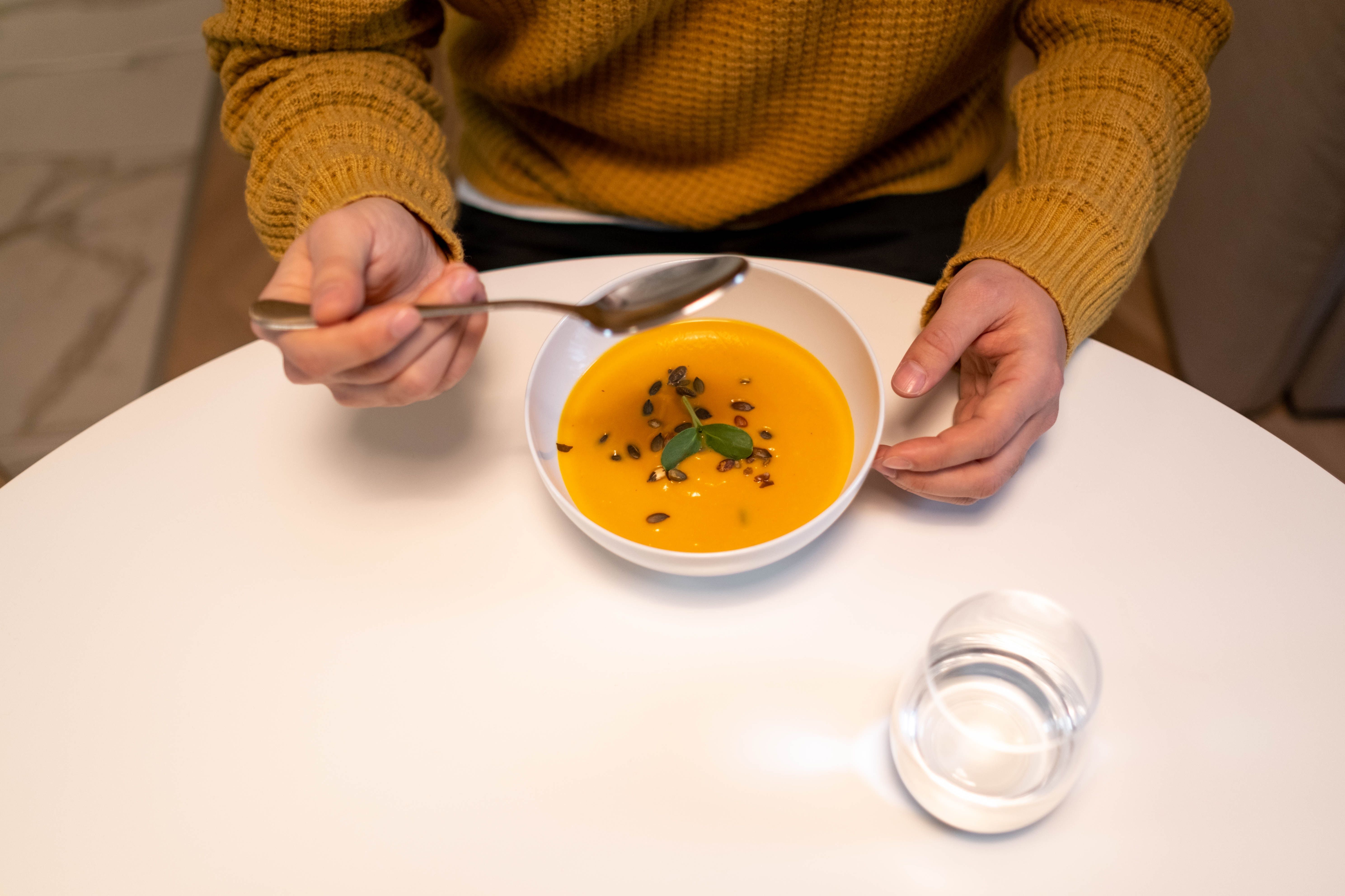 Что будет если не есть суп. Правильно есть суп. Суп едим каждый день. Суп в рационе человека. Человек ест суп,жаркое и главное блюдо.