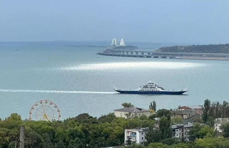 Более 37 тыс. пассажиров и 24 тыс. автомобилей переправили паромы через Керченский пролив
