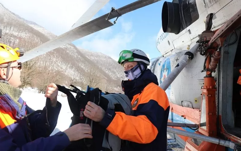 Туристов из Москвы эвакуировали вертолетом с горы Большой Тхач