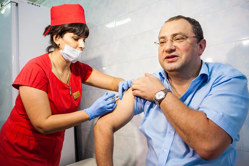 Министр здравоохранения Кубани важность прививок против гриппа показывает на личном примере.