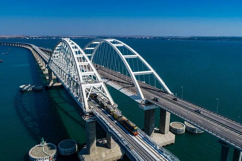 Движение транспорта по Крымскому мосту временно перекрыто