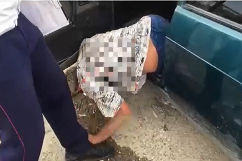 На Кубани пьяный водитель вывалился из машины перед сотрудником ДПС
