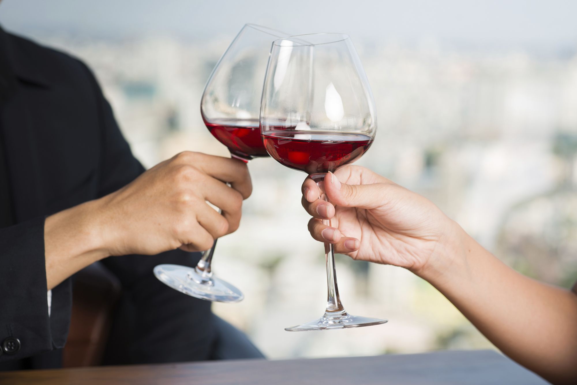 Вино в жизни человека. Бокал с вином. Чокаются бокалами. Бокал вина в руке. Бокалы вина чокаются.