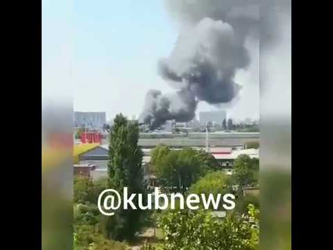 В Краснодаре горит торговая база «Кормилица» на улице Уральской. 12 сентября 2018 года.