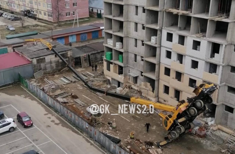 В Горячем Ключе упал строительный кран