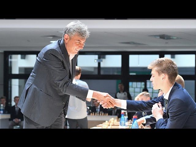 Президент клуба провел сеанс одновременной игры в шахматы с воспитанниками Академии