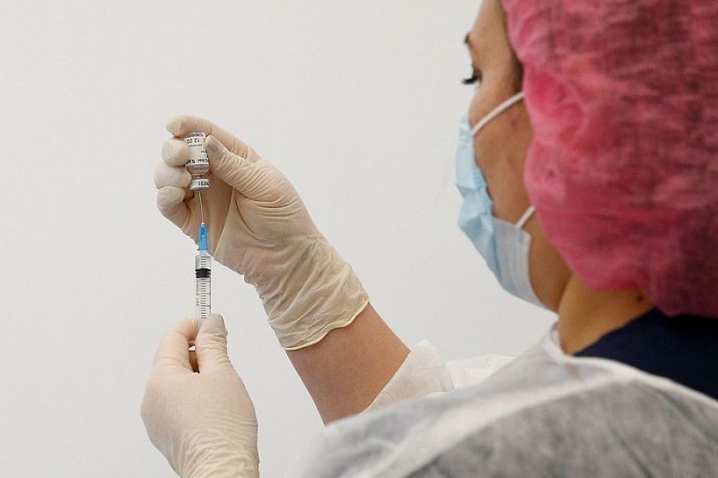 Россиян попросили вакцинироваться от COVID-19 перед отпуском