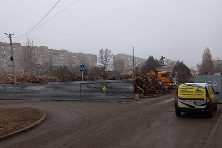 Строительный мусор после демонтажа аварийных конструкций дома по улице Коммунистической вывозят в Ейске 